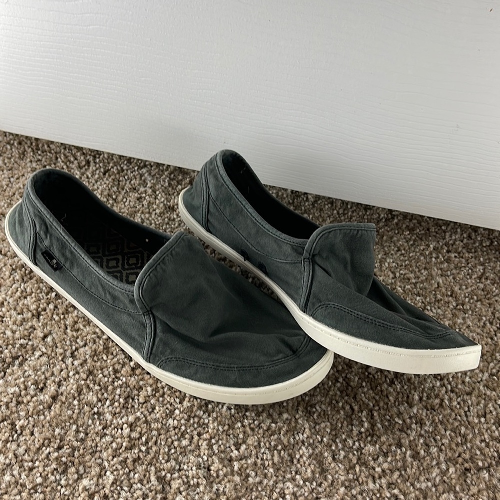 Sanuk Women’s slip on boat shoes size 11